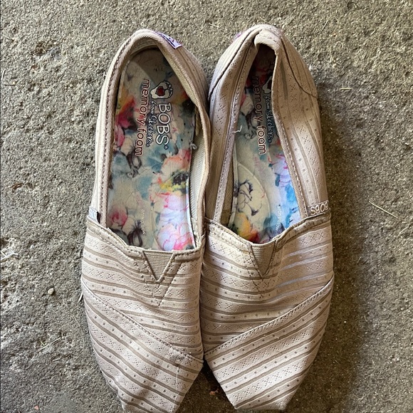 Bobs from Skechers Women's memory foam Beige Slip-On Flats sz 10 - Picture 1 of 1